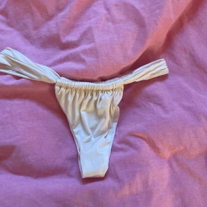 Beige bikiniunderdel från calzedonia - Säljer en beige bikiniunderdel från calzedonia och rynkade detaljer. Perfekt för strand eller poolhäng. Enkel och stilren design som passar till det mesta. Bara testade!