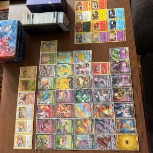Samling Pokémonkort från olika serier.  - Allt på bilden ingår, korten, fodralen och lådorna samt boxen! Stor samling Pokémonkort med både vanliga, ex, gx, x, holo och V-kort. korten har varit bevarade bra och är i perfekt form. Perfekt för samlare eller Pokémon-fans.