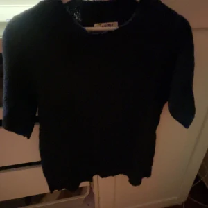 Svart stickad tröja från J'aime - Säljer en svart stickad tröja från J'aime. Jätte skön o ganska använd, vet inte storlek men skulle passa S 