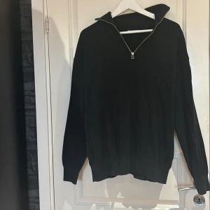 Svart half-zip från Zara - Svart half-zip från Zara i storlek L men passar till M. Säljs för 100