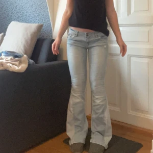 Ljusblå bootcut jeans - Säljer dessa lågmidjade jeans som jag har sytt bootcut. Midjemått 36 cm tvärs över midjan och innerbensläng 81 cm. Kontakta mig privat vid frågor eller liknande 💕💕