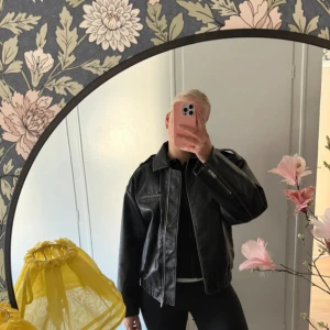 Svart skinnjacka från NA-KD - Svart skinnjacka/ PU jacka från NA-KD. Storlek 38. Nypris 1099kr. Använd 1 gång! Så den är som ny. Den är lite tjockare än en vanlig skinnjacka så passar bättre på hösten, men funkar nu i vår också om de inte är för varmt! Den är lite tjockare!