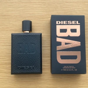 Diesel Bad parfym 100 ml - Jag säljer en Diesel Badparfym vid mängd 100 m.           Har bara testats en gång. Du får lådan som parfymen förvaras i på köpet. Skriv vid frågor och funderingar.