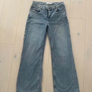 Low wide leg jeans - Säljer ett par blå jeans med wide leg och klassisk femficksdesign. Jeansen har låg midja och raka, vida ben. Jeansen är i väldigt bra skick och knappt använda. De är i storleken 27/30 men passar bra om du har storlek S.