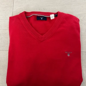 Röd v-ringad tröja från Gant - En finstickad klassisk tröja från Gant. Liten i storlek.