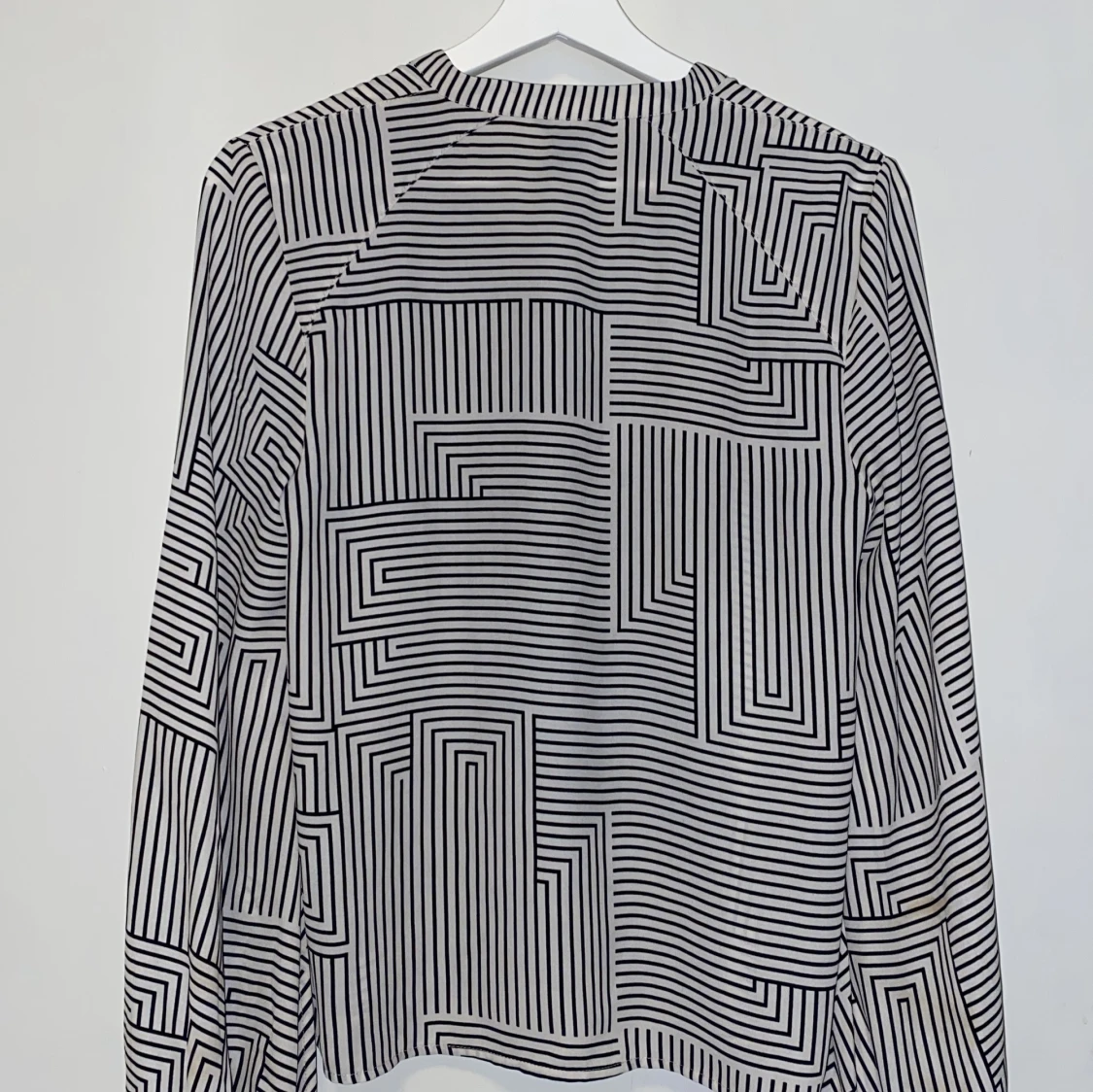 Svartvit blus från Lindex - 3