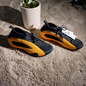 par gula James harden vol 8 basketbollskor - Ett par gula James harden vol 8 basketbollskor. Helt nya. Jag fick dem i present(julklapp) och sedan brött jag knät. När jag var läkt igen, hade skorna blivit för små för mig. Kvittot var digitalt och QR koden leder till Q.DID.AS som säljer riktiga skor från Adidas. Skorna kostade ungefär 1500 kr. Jag har ett digitalt kvitto, fast det står på tyska. Hör av er om ni vill att jag ska översätta eller skicka kvittot!!