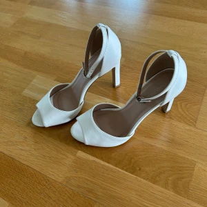 vita pumps med öppen tå - endast använda en gång, perfekt för vårbal!! 7 cm klack 💞