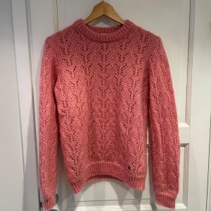 Rosa stickad tröja med spetsmönster - Superfin rosa stickad. Perfekt för att hålla sig varm och snygg under kyliga sommarkvällar💞