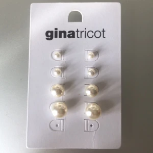 Pärl-örhängen - Säljer det här pärl-örhängesettet från Gina Tricot (alla åker med på köpet). Några är använda ett fåtal gånger och resten är orörda!