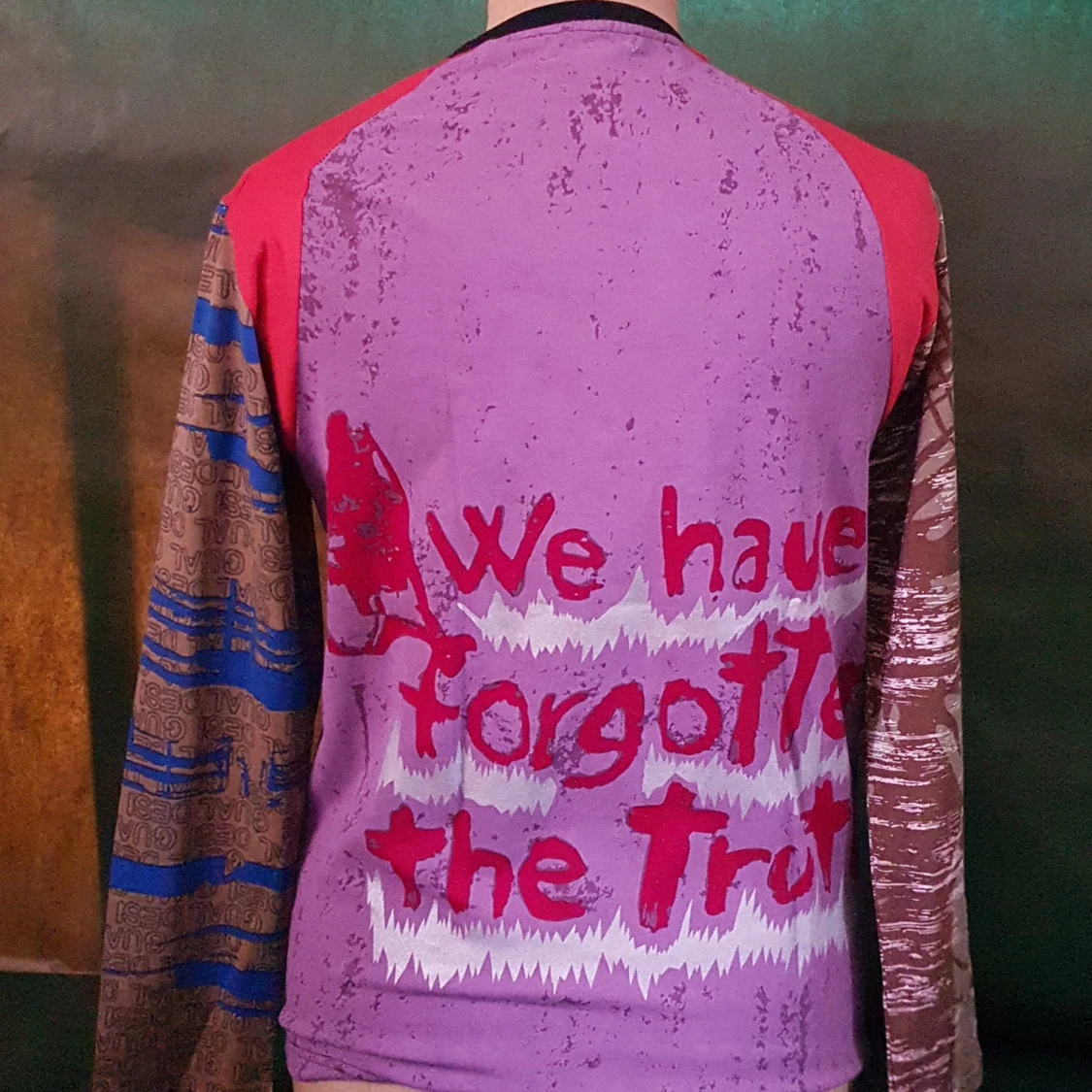 Färgstark långärmad tröja med grafiskt tryck - 2