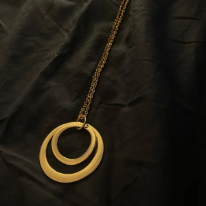 Halsband med dubbla cirklar i guld - Långt guldigt halsband utan hake (det är så långt att det är bara att hänga över halsen)❤️