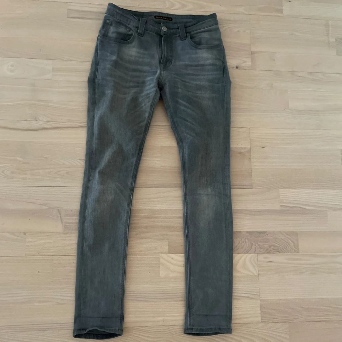 Grå jeans från Nudie Jeans