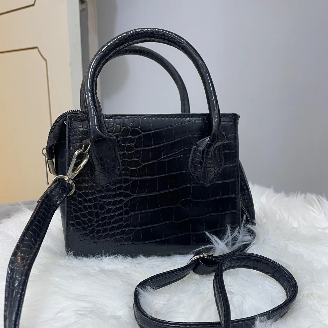 Svart axelväska med krokodilpräglat mönster - 1