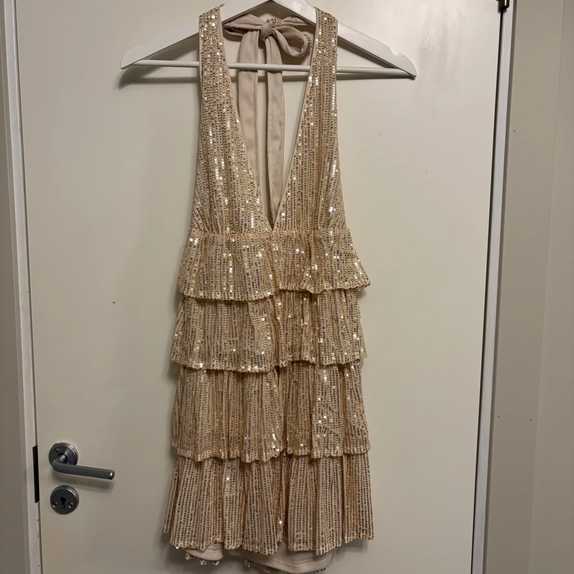 Champagnefärgad paljettklänning med volanger från SHEIN