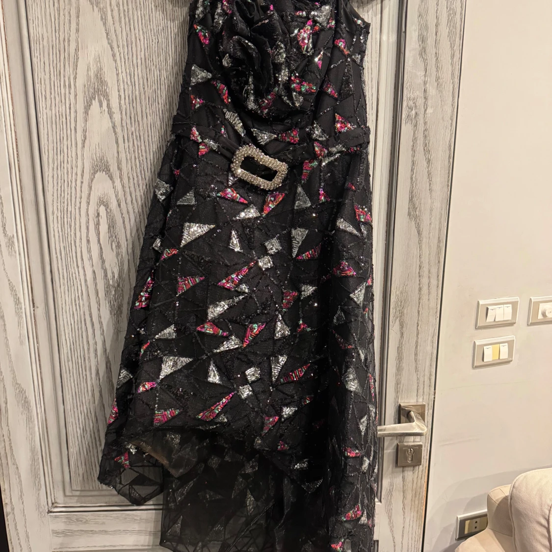 Svart glittrig långklänning med asymmetrisk fåll - 2