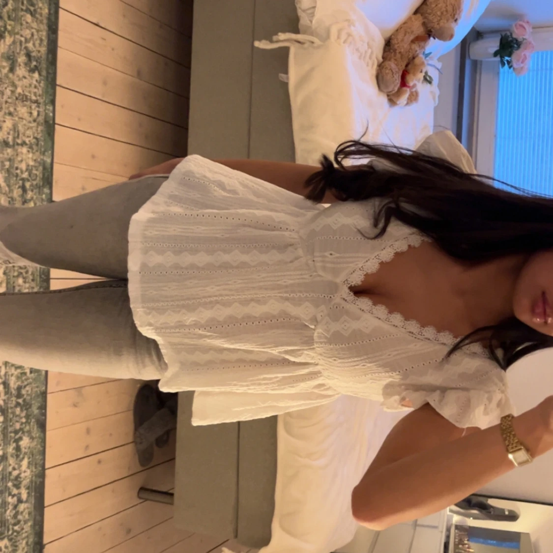 Vit blus med spetsdetaljer