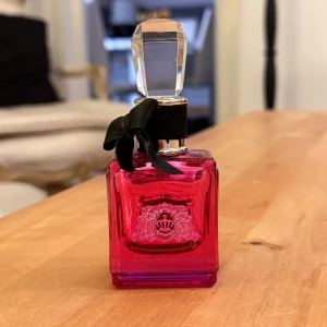 Viva La Juicy Noir parfym - En lyxig parfymflaska i mörkrosa glas med silverdetaljer och svart rosett runt halsen. Säljer pga det är inte min smak, finns ca 80% kvar 