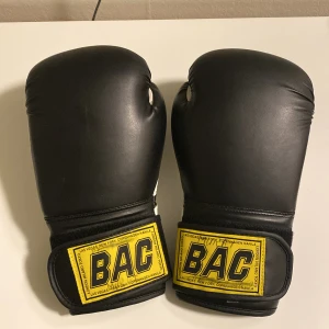 Boxnings handskar - Jag har använt de i ca 1,5 månad så de är i väldigt bra skick. Det är inte några märken eller annat på handskarna. Men 