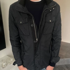 J.Lindeberg jacka - Tjena! Säljer nu denna svin feta J.Lindeberg jacka🙌 Storleken är M👍 För fler frågor eller bilder är det bara att skriva🤝