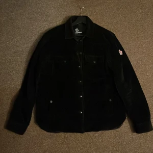 Moncler Grenoble  - Köpte den på Care of Carl för nypris 11 999kr December 2023, Säljer då jag köpt en ny! Storlek 2/M, jackan är i bra skick för mer bilder o mer info är de bara att skriva, Buda gärna! Säljer gärna så fort som möjligt😁