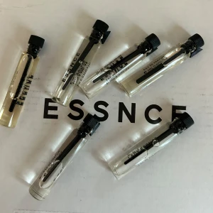 Parfymprover från Essnce - Säljer sex olika parfymprover från Essnce i små glasflaskor med svart skruvkork. Doftnamn: Lady Essnce, Freshotic, Oh Darling, Dirty Dancing, Pink Haze och Sweet Cara. Perfekt för dig som vill testa flera dofter innan du bestämmer dig.
