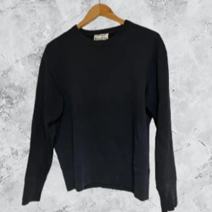 Acne studios tröja - Riktig fin acne studios tröja i 100% bomull den är i fint skick inga negativa saker. Den är i storlek XS men passar mer som S. Kom pm för mer frågor