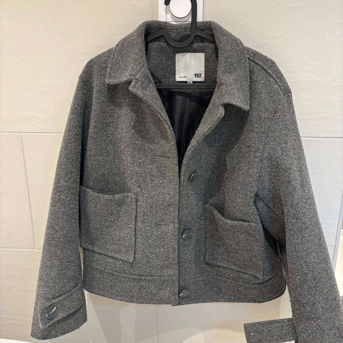 Grå kort kappa från 157