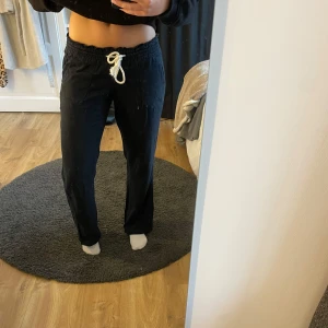 Roxy linnebyxor svarta - Svarta linnebyxor från Roxy, har en skada längst ned på bakre vänsterben. Midjemåttet ca 40cm och innerbenslängd ca 75cm, passar mig som år 172