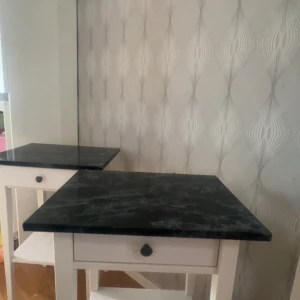 Svarta och vita sängbord med marmormönster - 300kr för båda 150 för en!