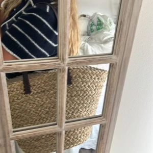 Stråväska med bruna handtag - Säljer en  rymlig stråväska med mörkbruna handtag. Perfekt för stranden eller sommarens utflykter. Väskan har en klassisk korgform och är tillverkad i flätat naturmaterial. Den är så himla fin och man kan även stänga den med hjälp av två band man knyter! Älskar den men jag har för många 