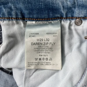 Ljusblå Lee Daren jeans W29 L32 - Säljer ett par klassiska ljusblå Lee Daren jeans med rak passform och dragkedjegylf. Jeansen har fem fickor och subtila slitningar för en avslappnad look. Perfekta till vardags och passar till det mesta.