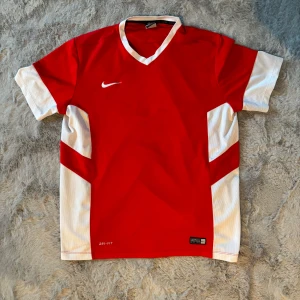 Nike tränings tröja  - I en jätte fin och bra skick, 9/10. Storlek: XL passar som regular fit skulle jag säga. 