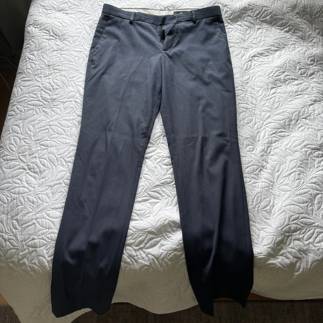 Mörkblå kavaj och vit skjorta från H&M - 4