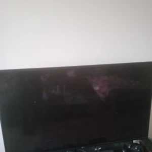 Svart platt TV - Säljer en stor svart platt-TV med tunn ram. Perfekt för filmkvällar eller gaming. Modern design och passar snyggt in i de flesta vardagsrum. Det är en Smart-TV 49tum.  Fjärrkontroll och kablar kan ingå beroende på överenskommelse.