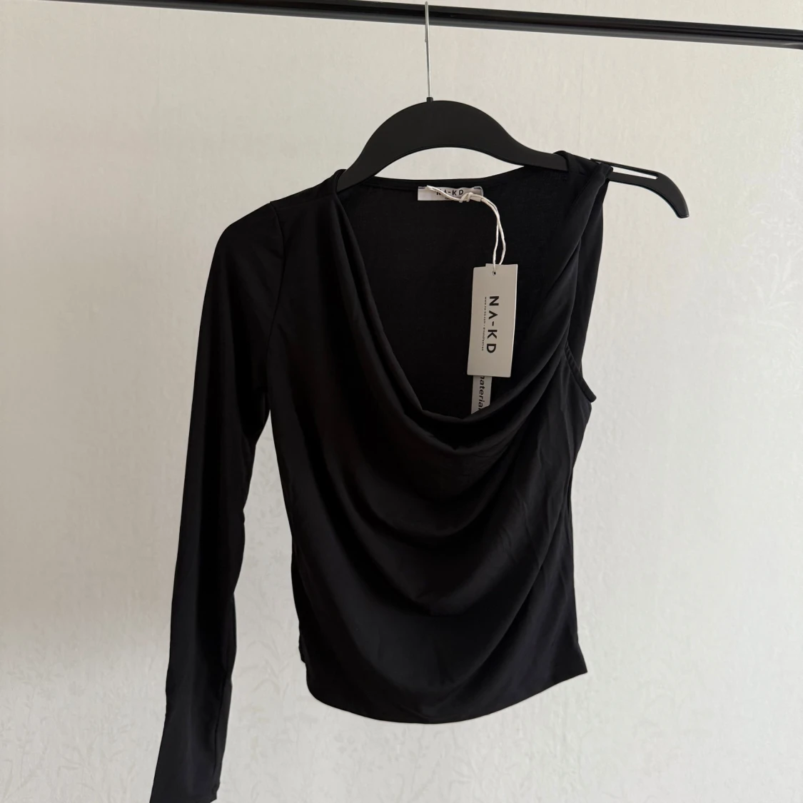 Svart oneshoulder topp från NA-KD - 1