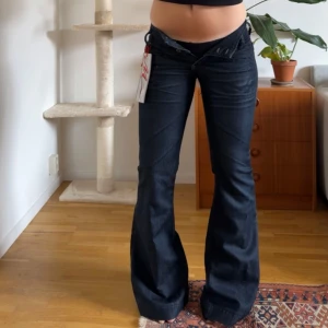 Utsvängda vintage jeans  - Så coola utsvängda jeans. Midjemåttet är ca 35 cm rakt över och innerbenslängden är ca 87cm. Helt nya med prislappen kvar.
