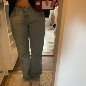 Low waist wide leg zara jeans - Säljer ett par ljusblå jeans med raka ben och klassisk femficksdesign. Jeansen har normal passform och är tillverkade i denim. Kan tänka mig att byta mot en storlek 38! ❤️ använda 2-3 gånger, alltså nyskick! Nypris 399kr BUD ÄR BINDANDE! ⚠️