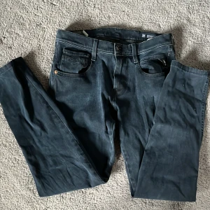 Mörkblå Replay Anbass jeans - Säljer ett par mörkblå Replay Anbass jeans i perfekt skick!
