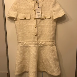 Klänning  - Jätte elegant och classy klänning som är helt oanvänd och i helt nytt skick ifrån Zara. Nypris 699kr