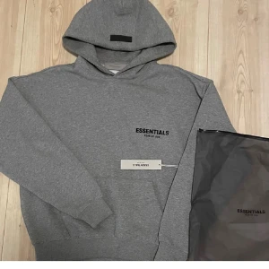 Fear of god hoodie - Säljer en  grå hoodie från fear of god Essentials. . Använd fåtal gånger. Skick 9/10.