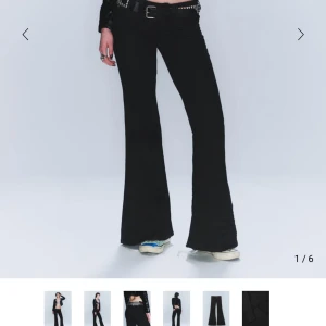 Svarta bootcut jeansbyxor med låg midja - Säljer dessa weekday jeans. Aldrig använda endast provade och är i nytt skick men har inte lapp. Det är i storlek 26/32 och passar mig perfekt som brukar ha xs/s och jag är 168cm,  midje mått finns på sista bilden skriv för mer bilder💖