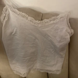 vitt linne - vitt sött linne från only, perfekt nu till sommaren☀️☀️linnet är helt oanvänt 