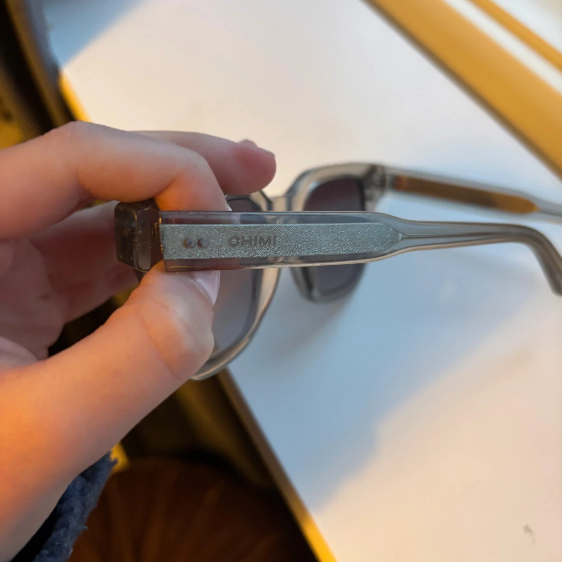 Grå transparenta solglasögon från Chimi - 2