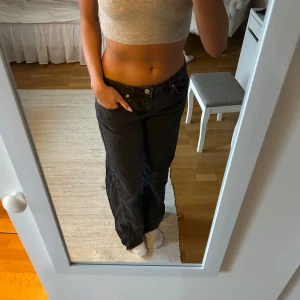 Svarta jeans från NA-KD - säljer dessa supersnygga jeansen från NAKD! Dom är i nyskick och i en rak modell 💖passar perfekt nu till våren 