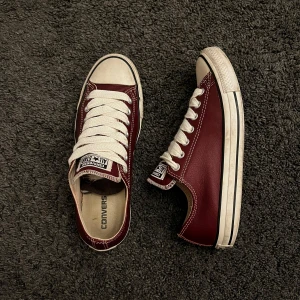 Läder converse  - Riktigt feta vinröda converse i läder. Storlek 42,5. 