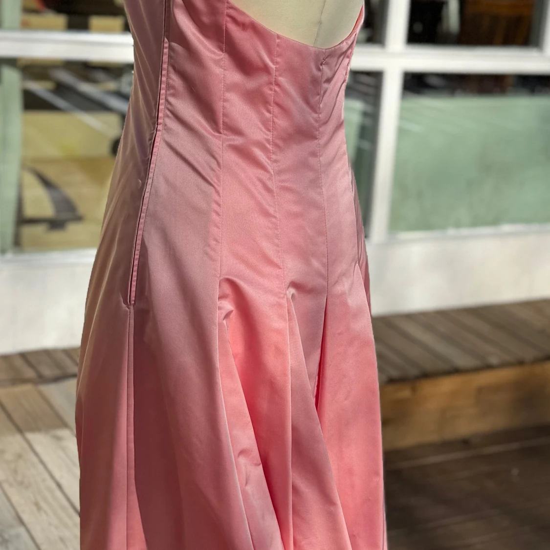 Aftonklänning med v-ringning - 1