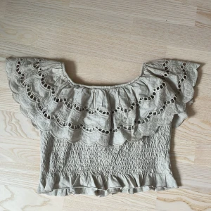 Beige volang topp  - En superfin beige topp med volanger köpt i Italien. Perfekt till sommaren💕Kan vara både of shoulder eller inte.