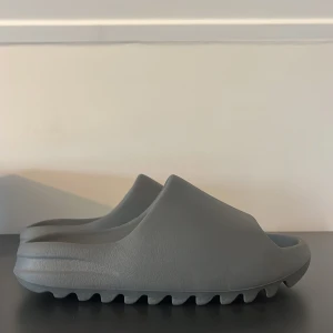 Yeezy slides  - Hej! Nu säljer jag mina yeezys efter som de har blivit för små. Dom är äkta och i ny skick. Perfekt för sommaren. 