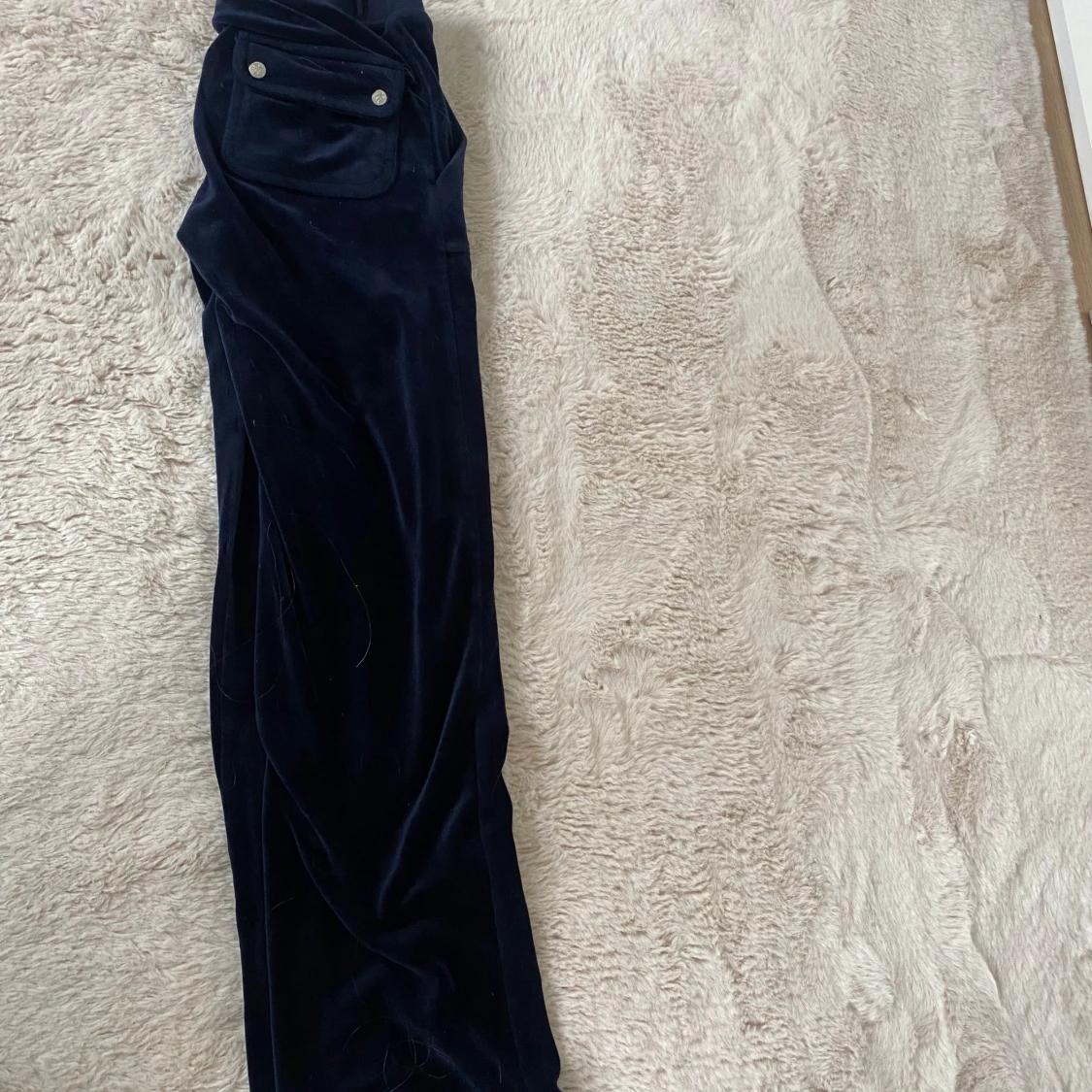 Mörkblå velourbyxor från Juicy Couture - 2